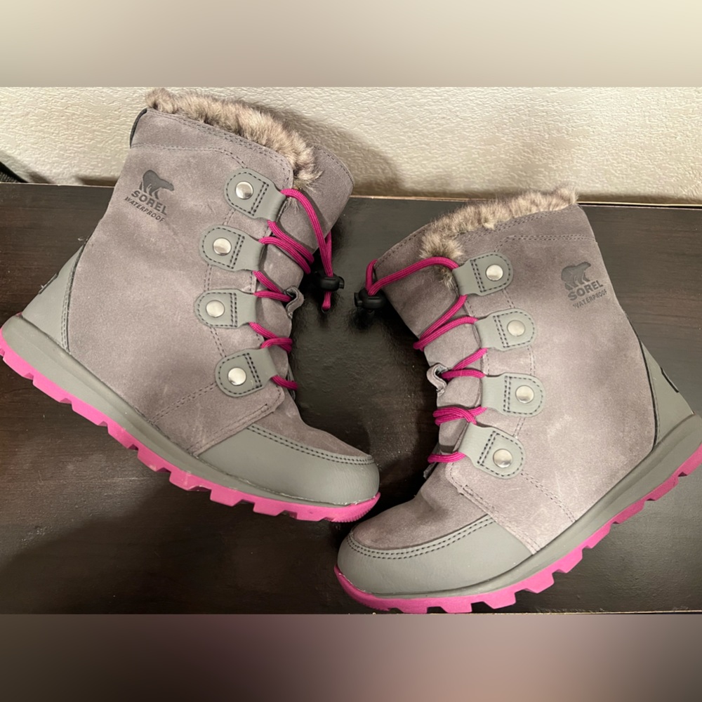 Sorel Whitney kids size 4 (women’s 5.5) grey and pink wedge snowboot